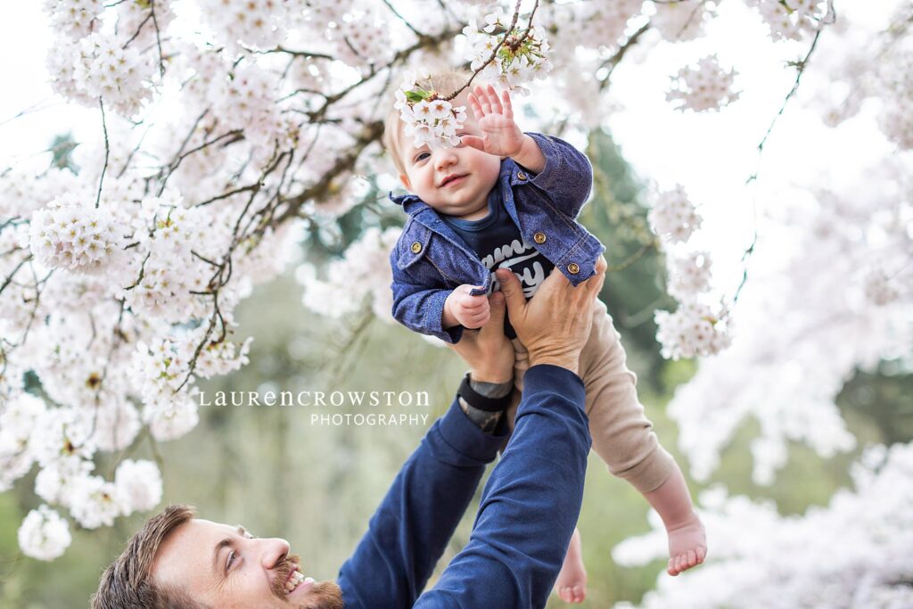 spring mini session in Oregon at Hillsboro park with a dad and his kids